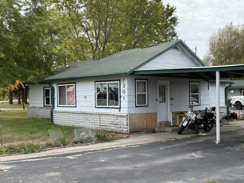 Ritz Motel (Birch Haus Motel) - Loopnet Real Estate Listing Photo